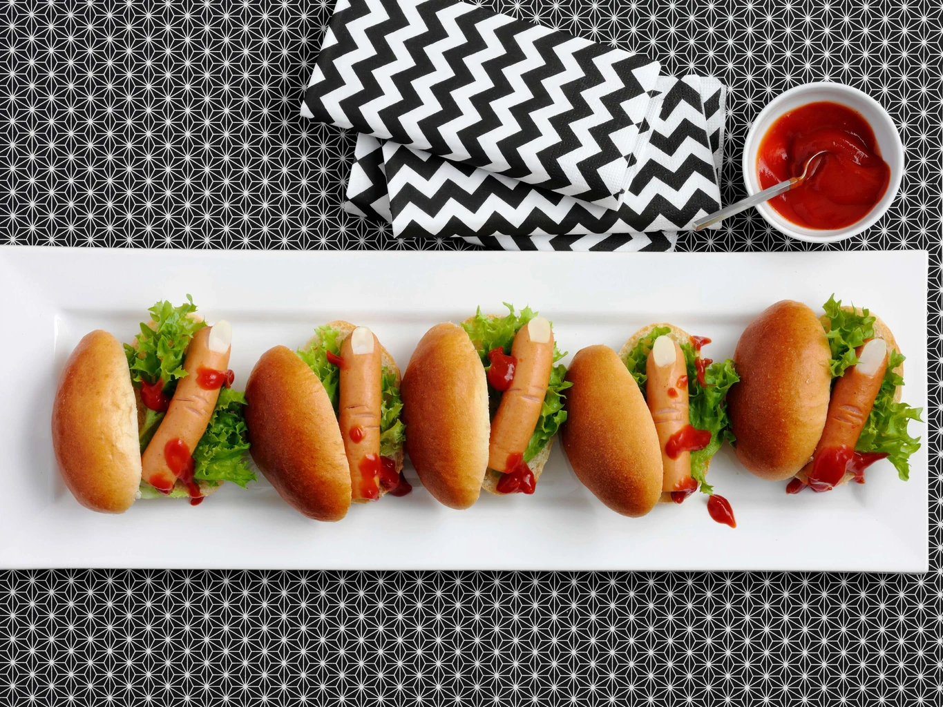 Hot-dog au doigt sanguinolent