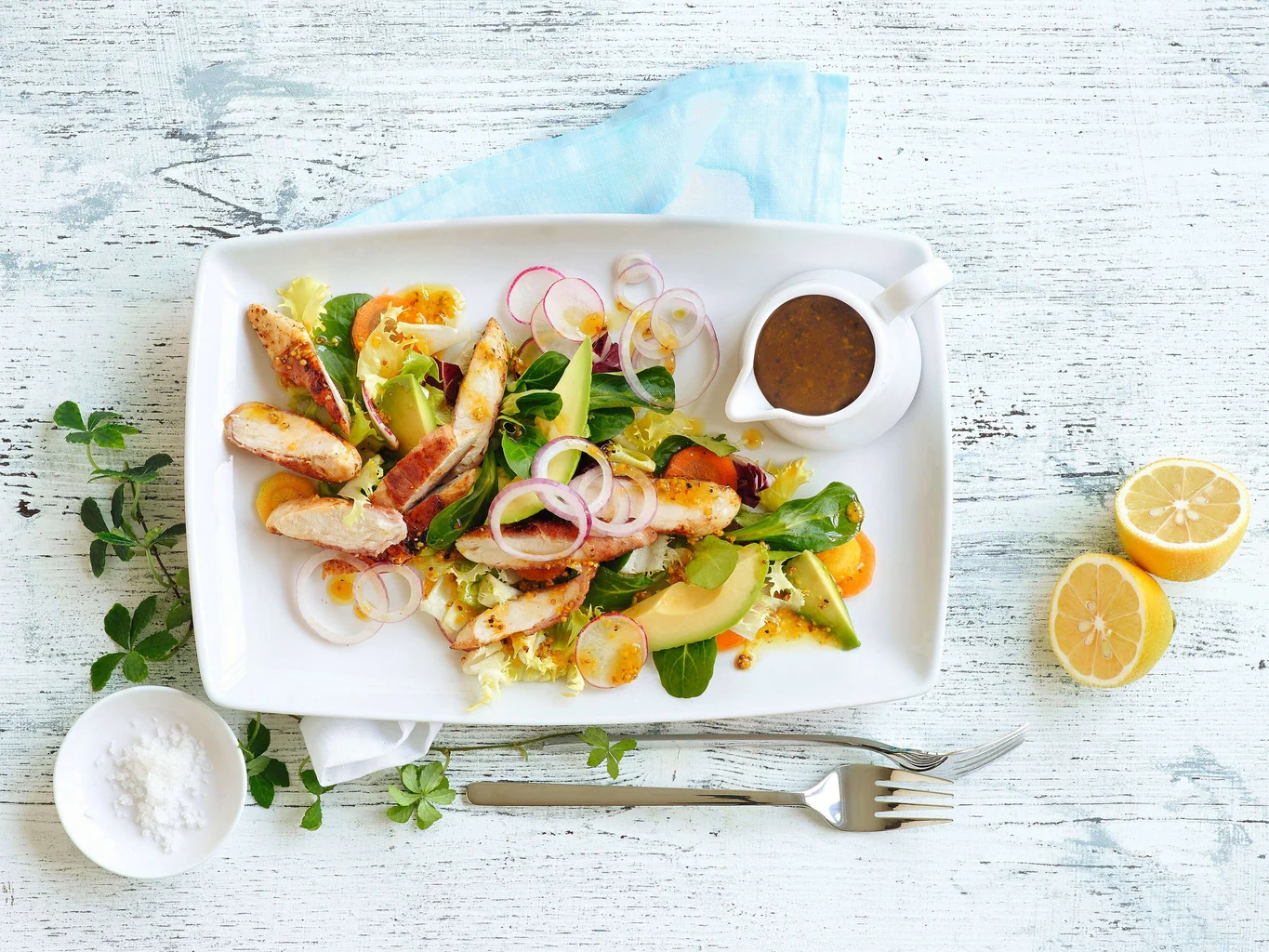 Salade avec poulet, lard et avocat
