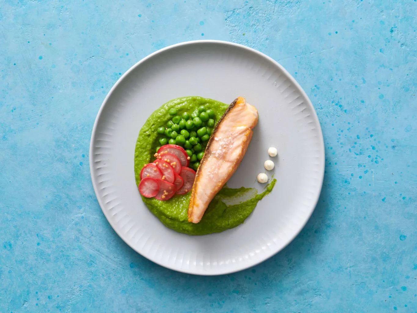 Lachs mit Erbsen und Radieschen-Pickles