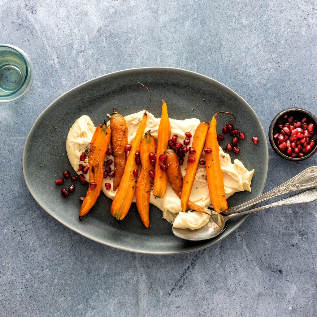 Gebackene Karotten auf Hummus