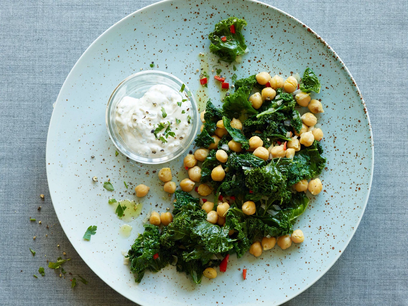 Cavolo piuma saltato con ceci e salsa allo yogurt