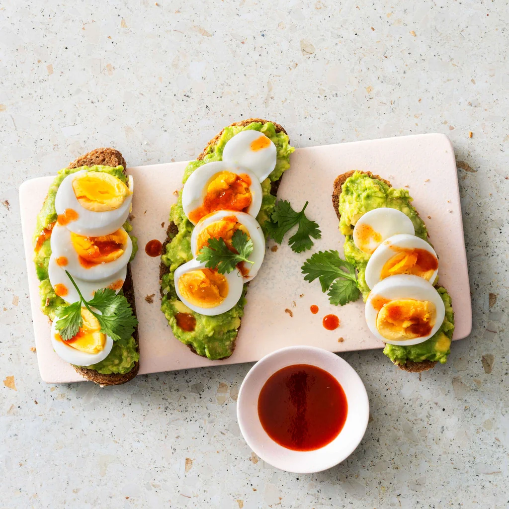 Pane con avocado e uovo sodo