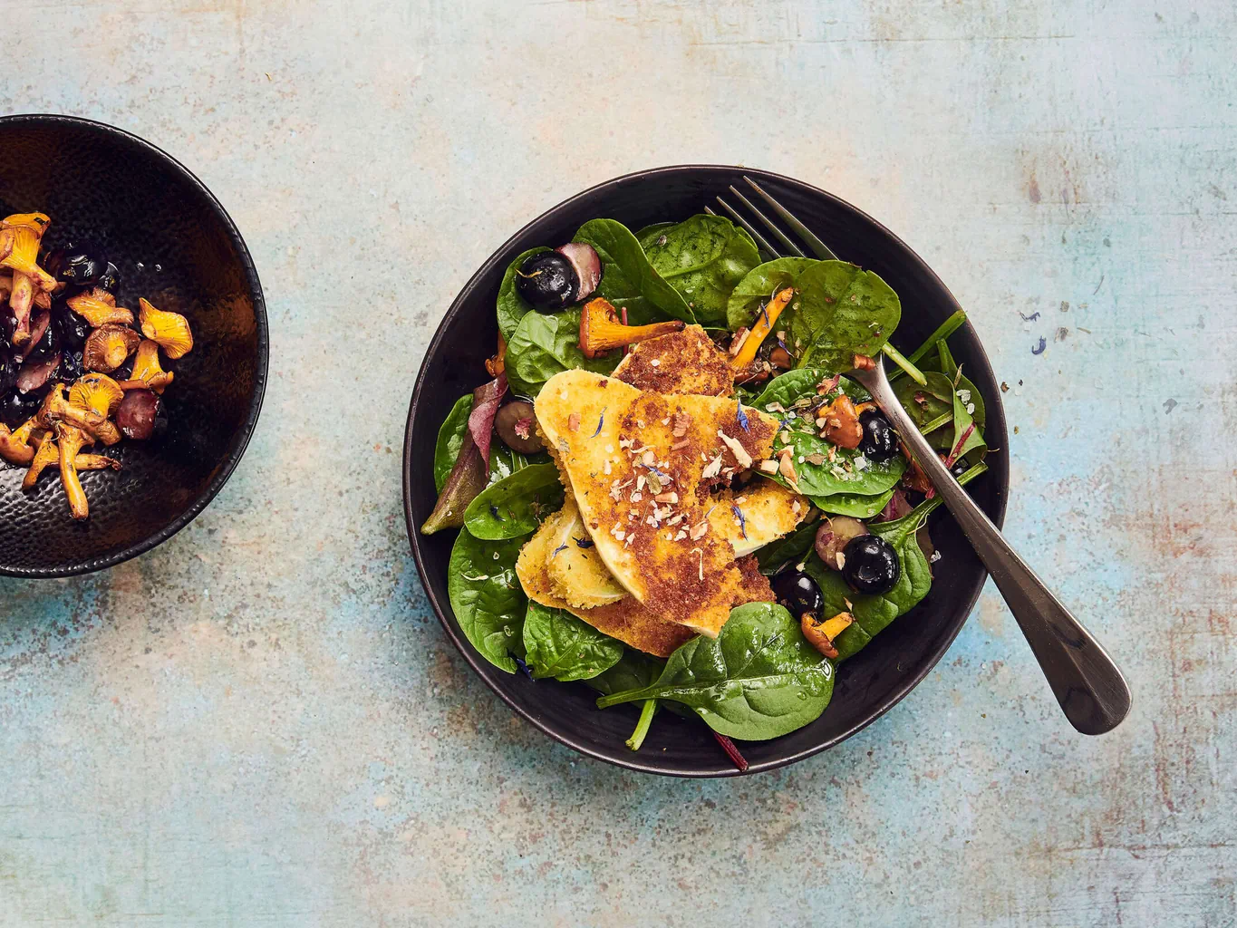 Pâtisson pané sur salade aux chanterelles