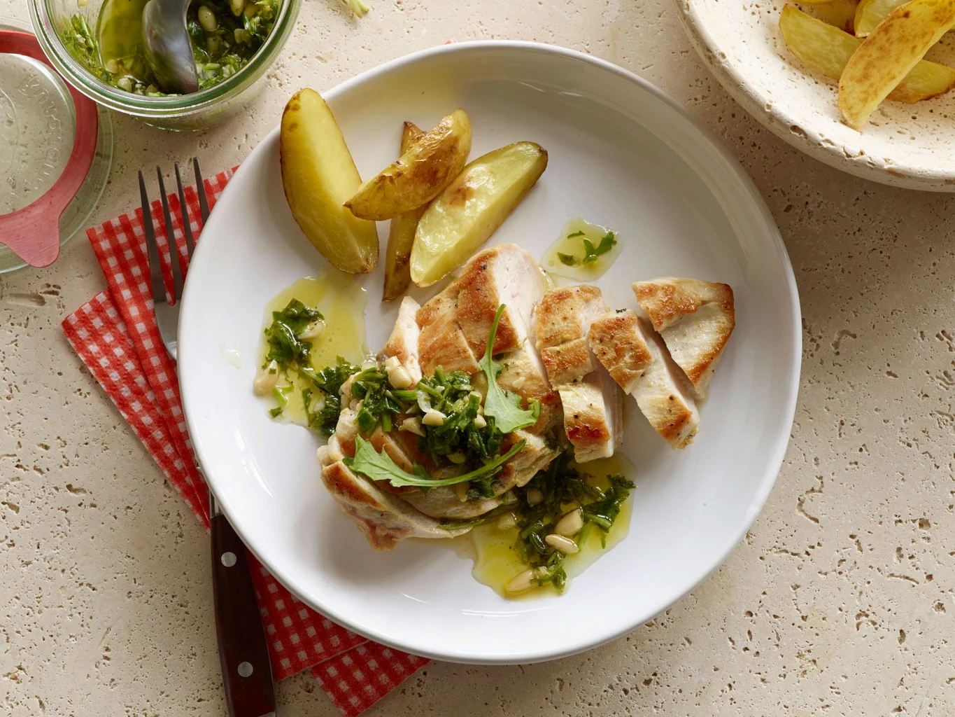 Gebratene Pouletbrust mit Rucola-Pinien-Limonen-Pesto