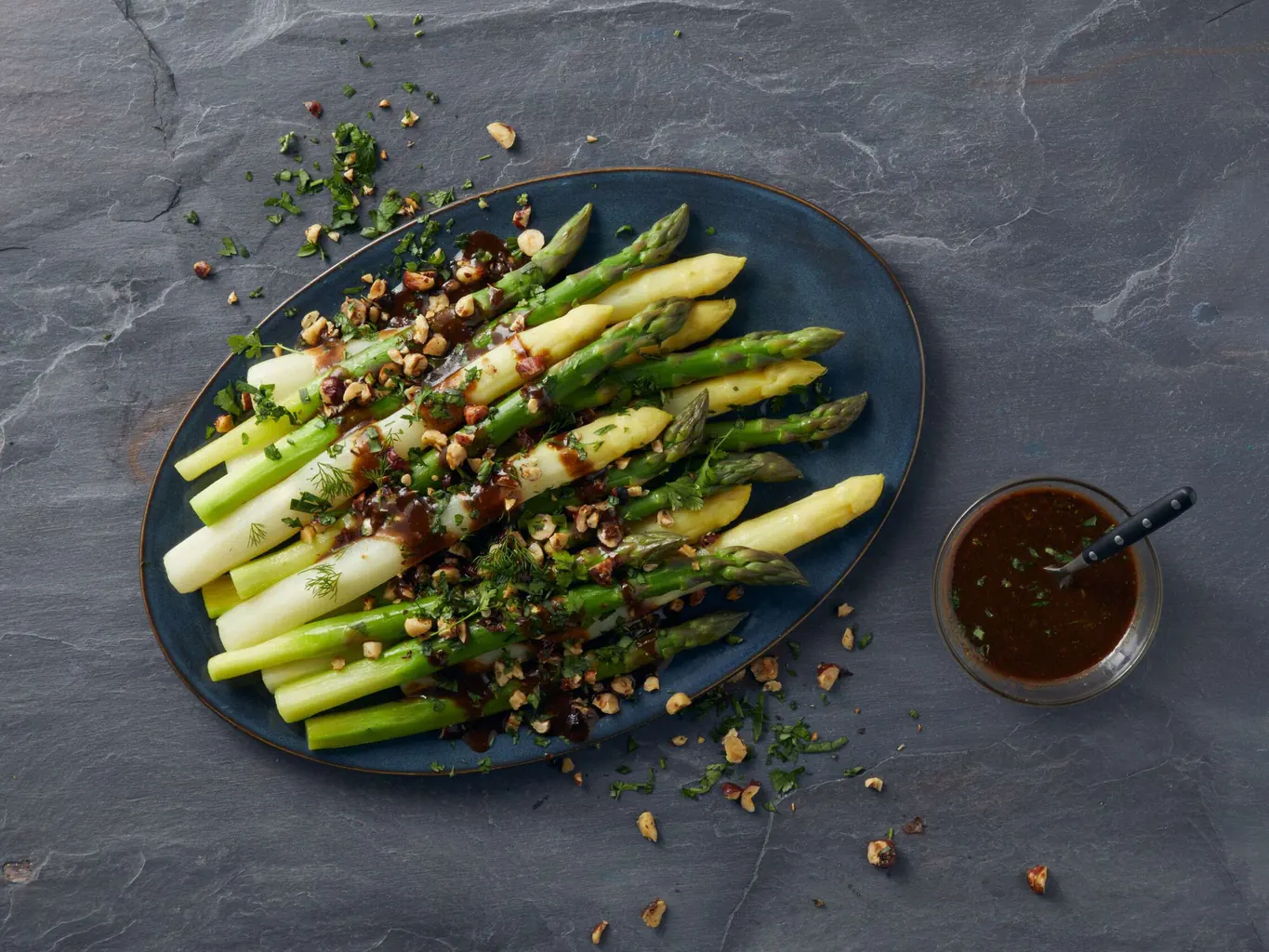 Asparagi alle nocciole con erbe aromatiche