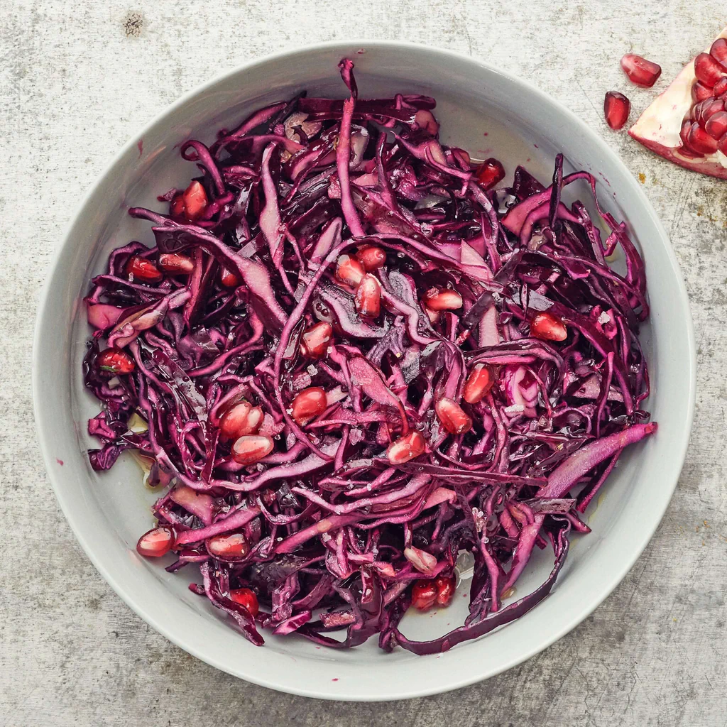 Insalata di cavolo rosso con dressing alla melagrana