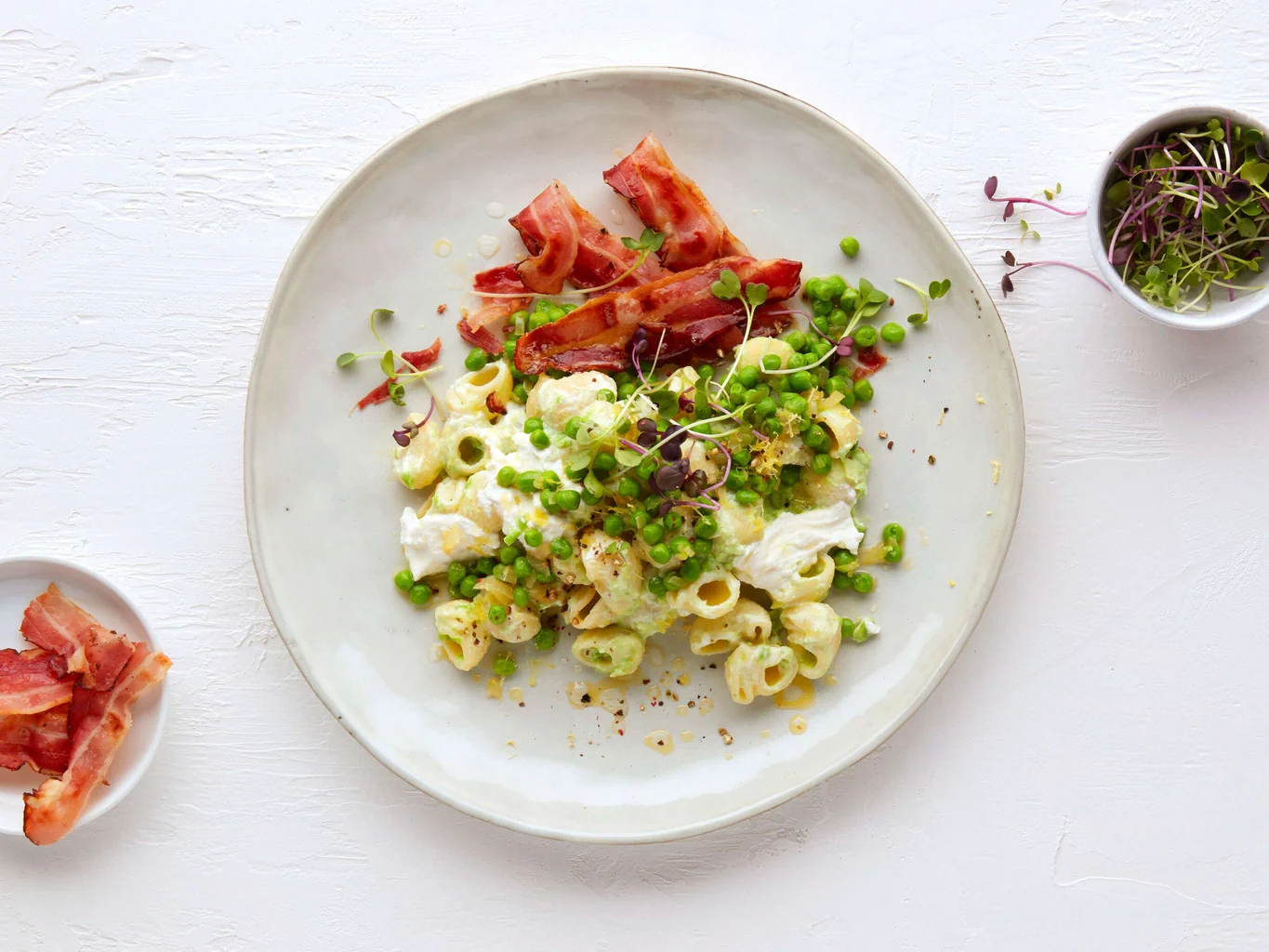 Pasta an Erbsen-Ricotta-Sauce mit Speck