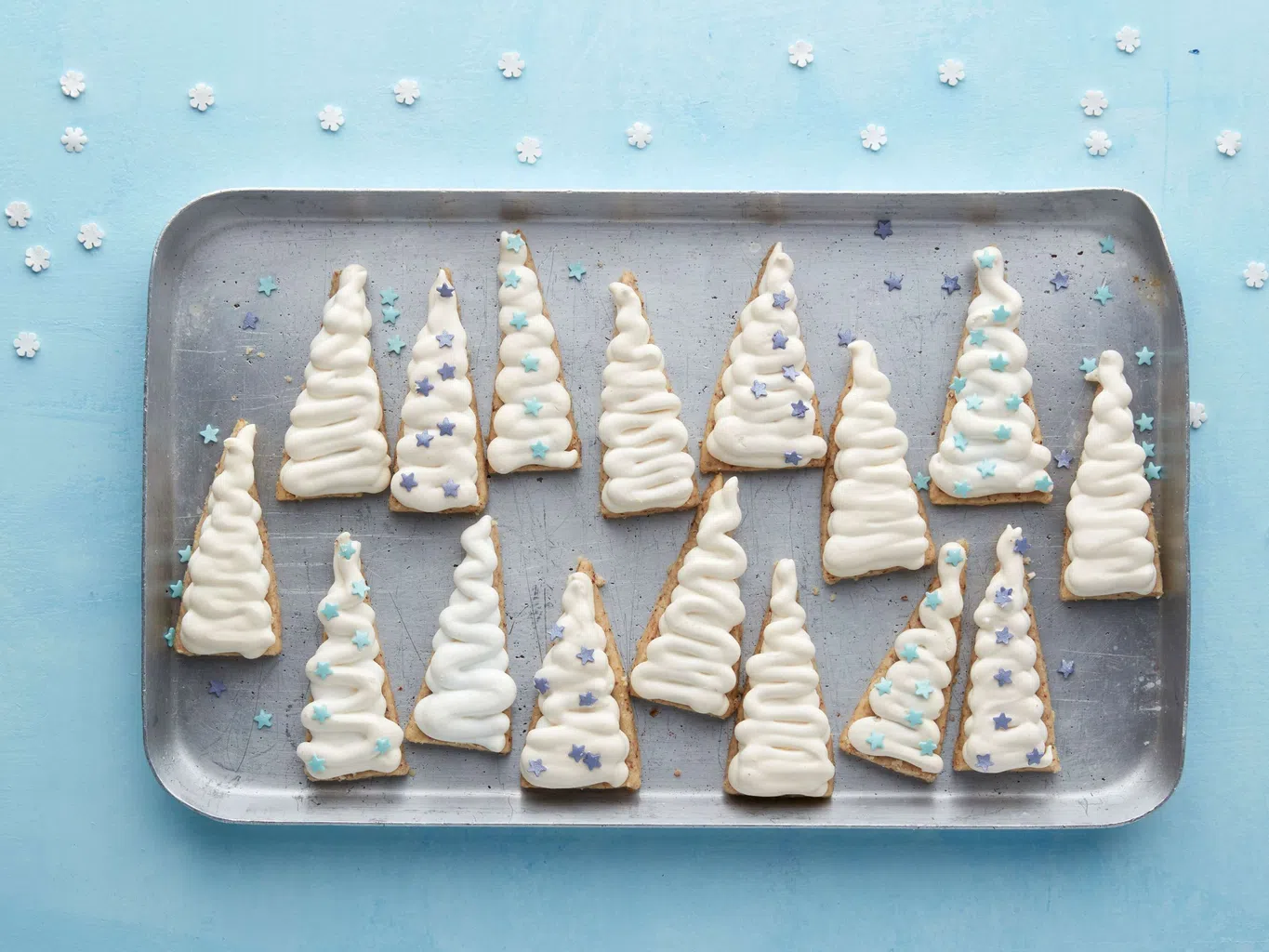 Schneetännchen mit Nüssen