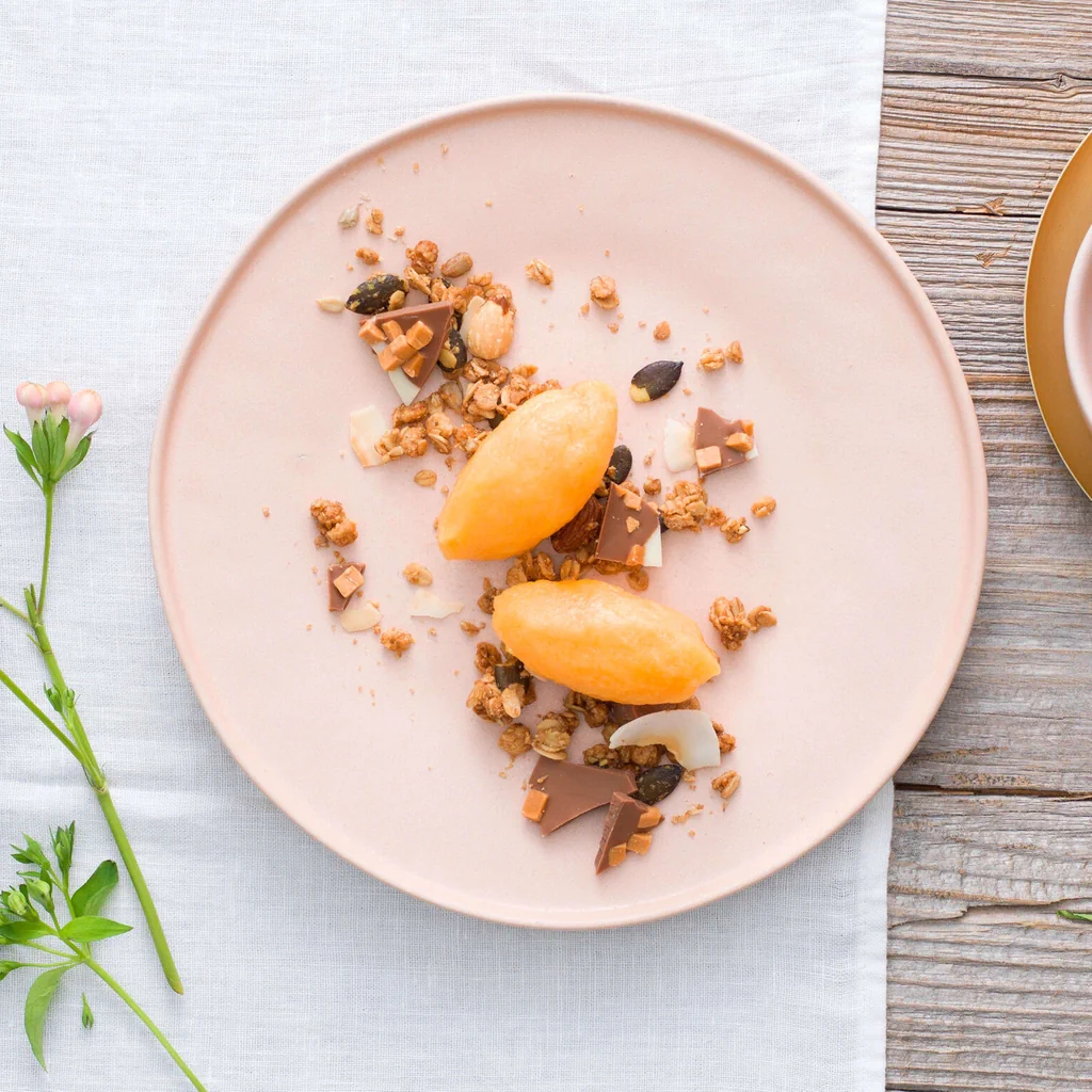 Melonensorbet mit Granola und Schokolade