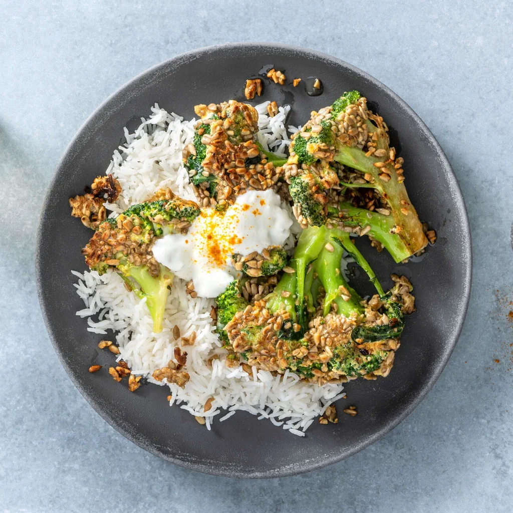 Broccoli mit Kernen auf Reis