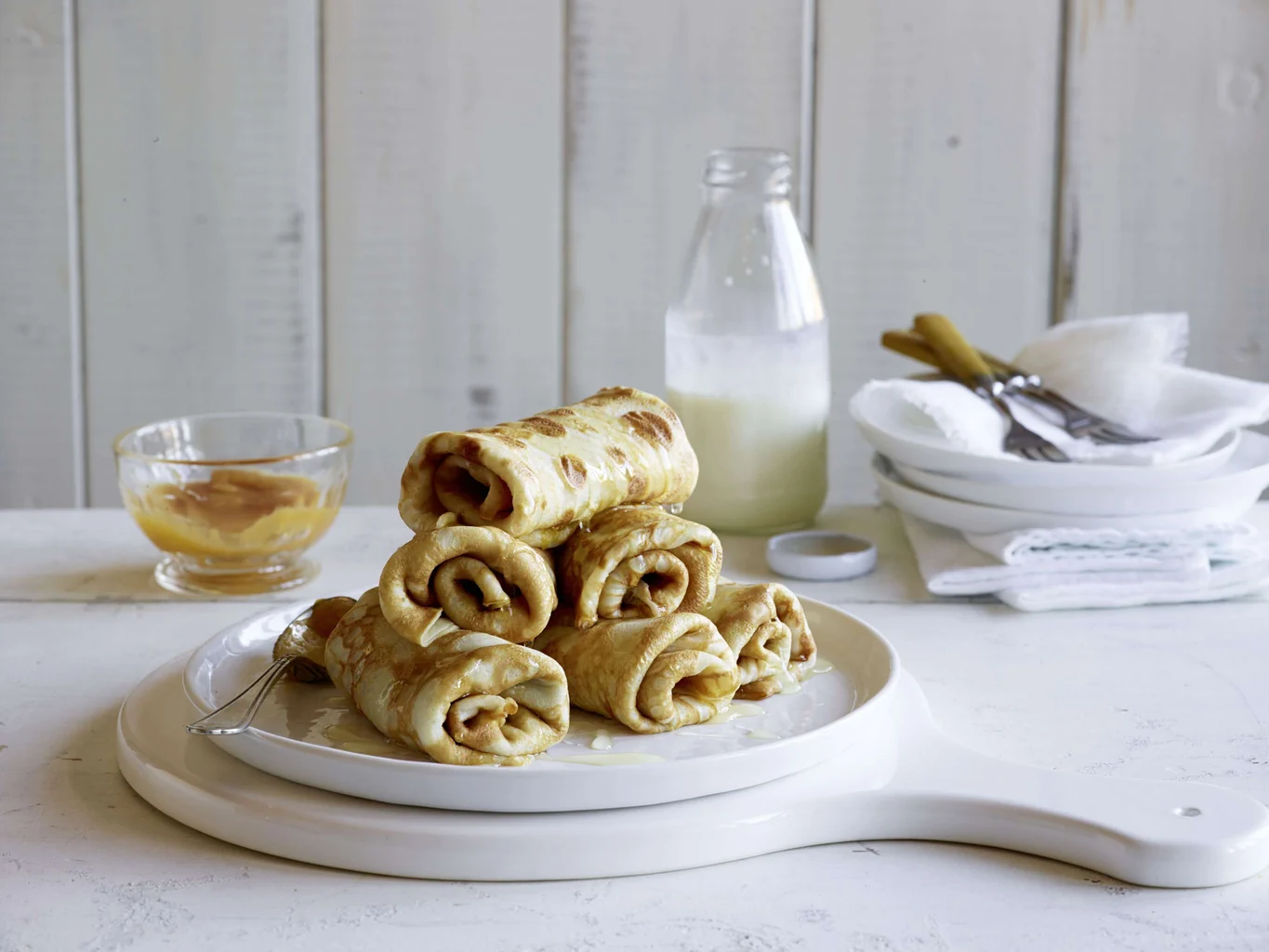 Crespelle arrotolate con composta di mele
