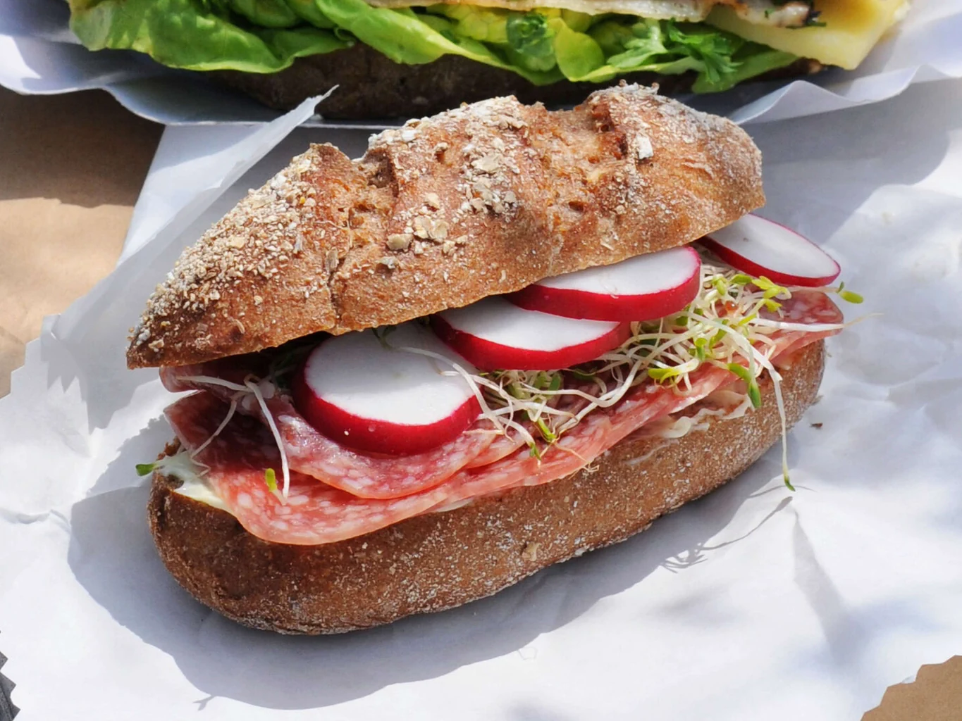 Panino alle noci con salamella