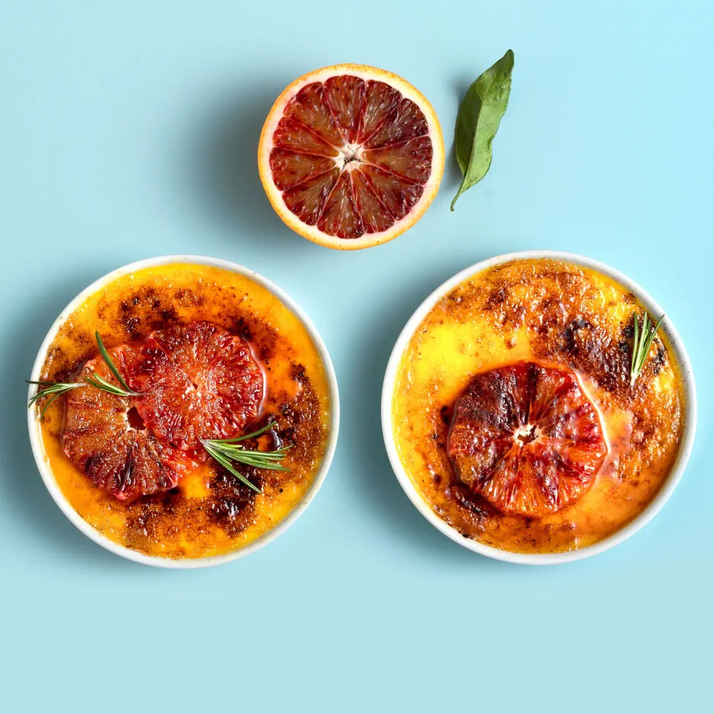Rosmarin-Crème-brûlée mit Blutorange