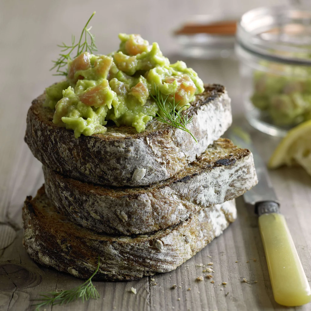 Röstbrot mit Avocado-Lachs-Creme