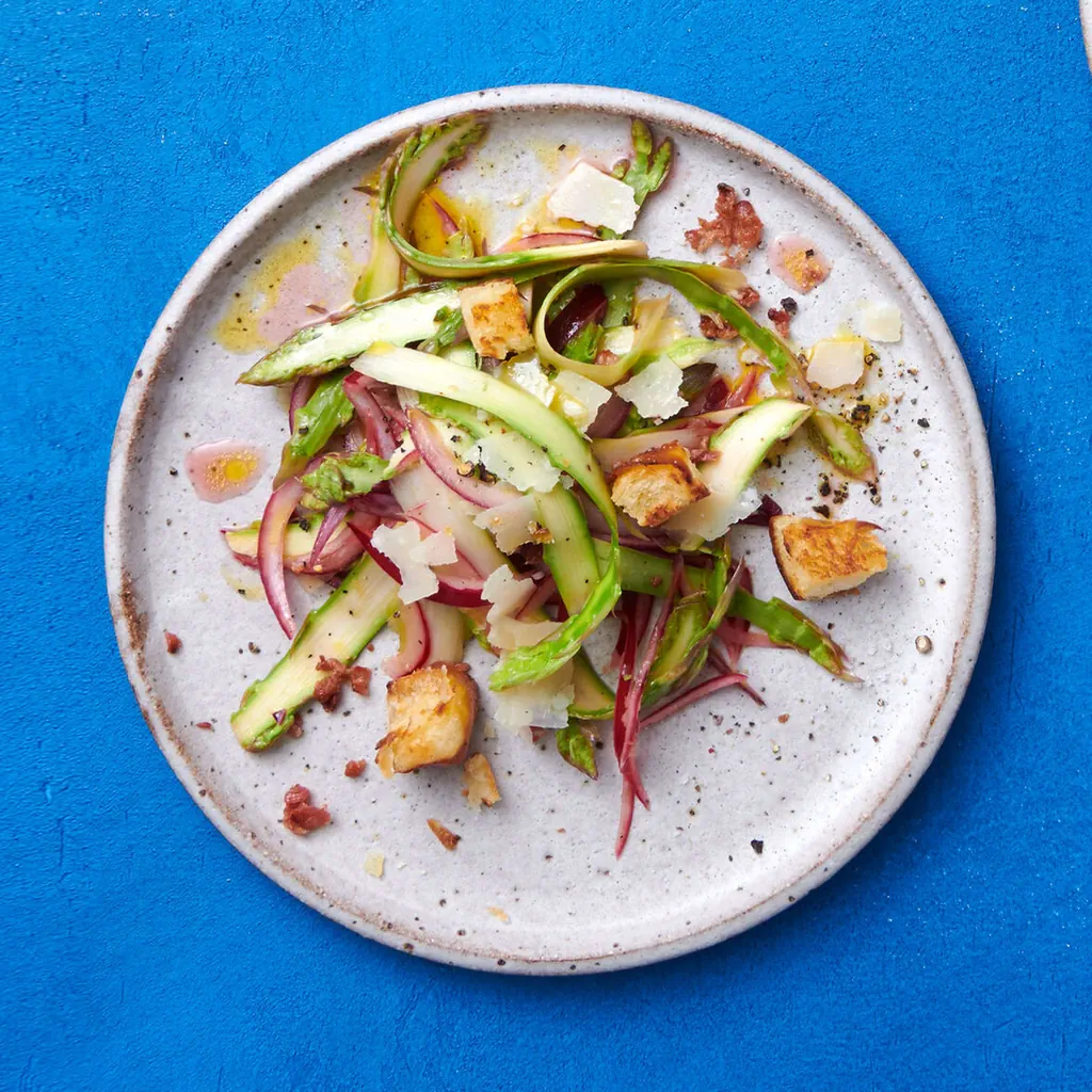 Spargelsalat auf Bretzel-Croûtons