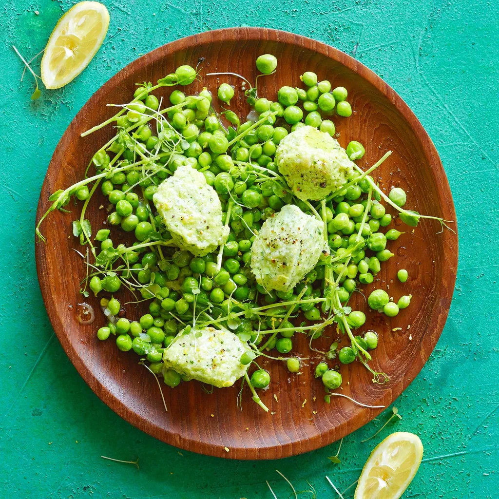 Quenelles à la ricotta sur petits pois au beurre 
