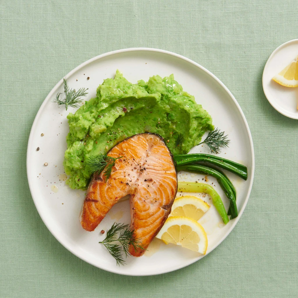 Saumon avec purée de pommes de terre et de petits pois