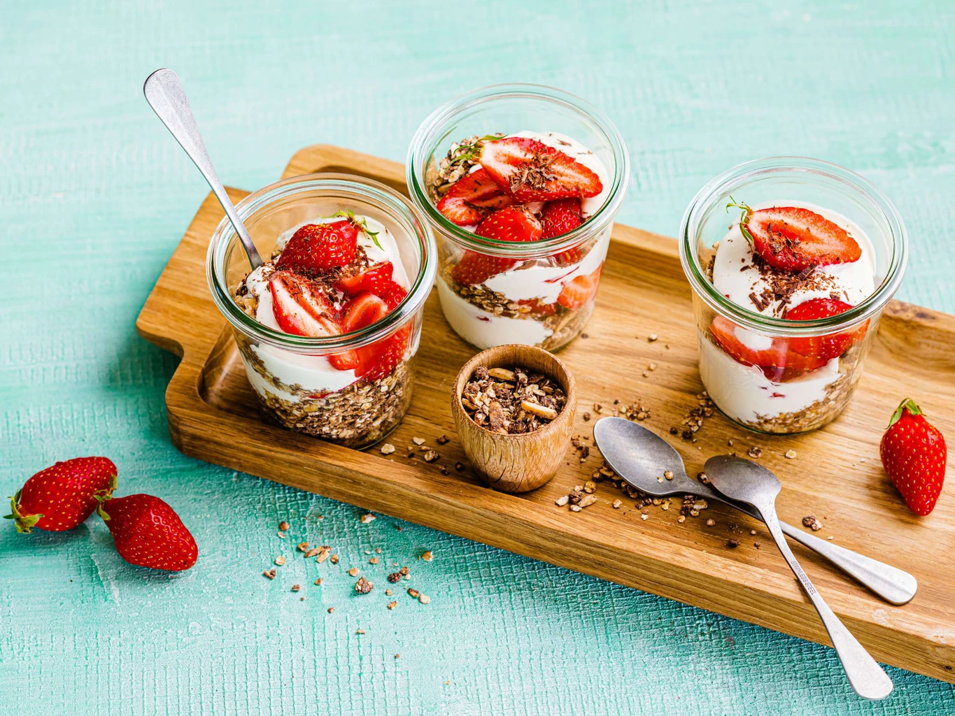 Erdbeeren mit Joghurt und Schokoladengranola