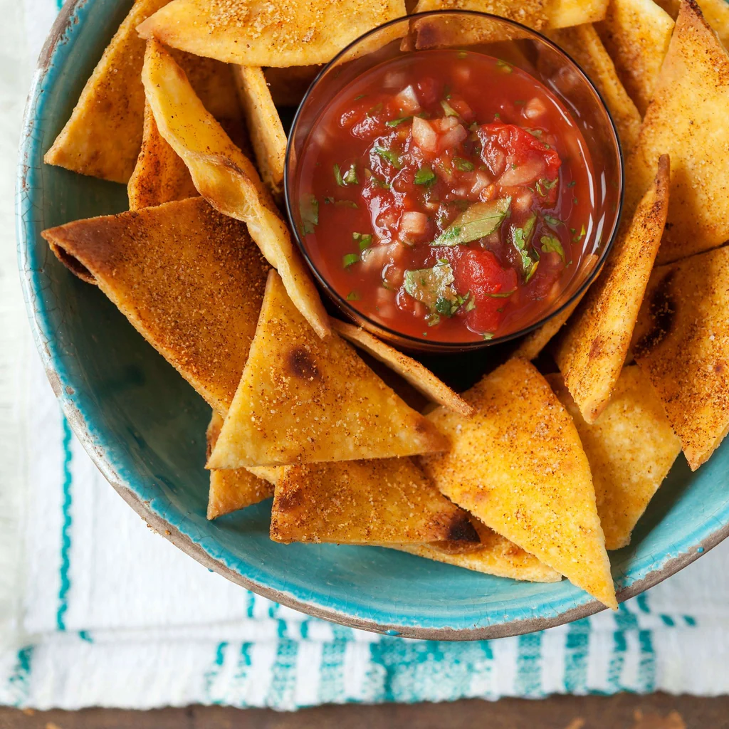 Selbst gemachte Tortilla-Chips mit Tomatensauce