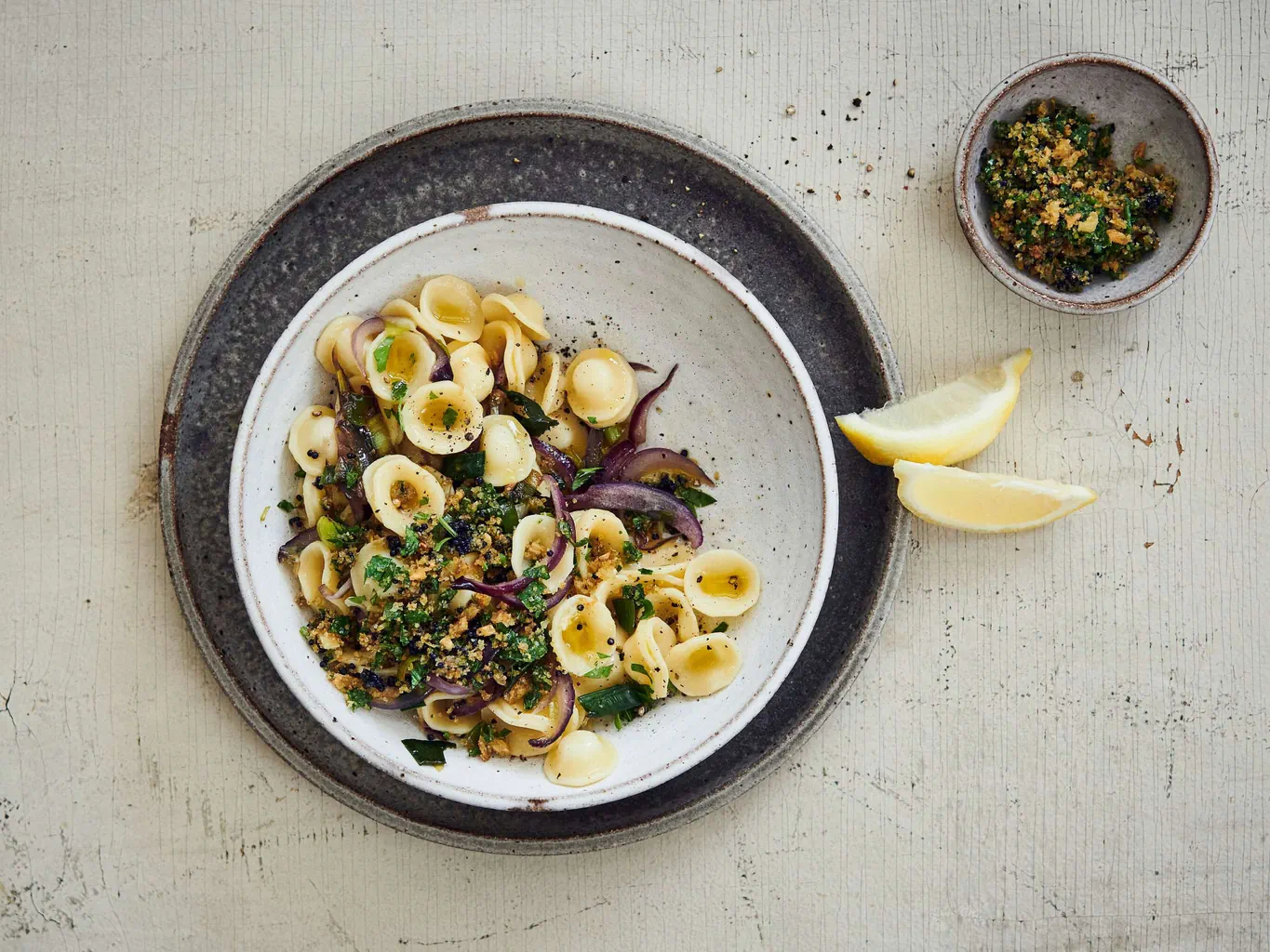 Pasta con uova di pesce e cipolle caramellate