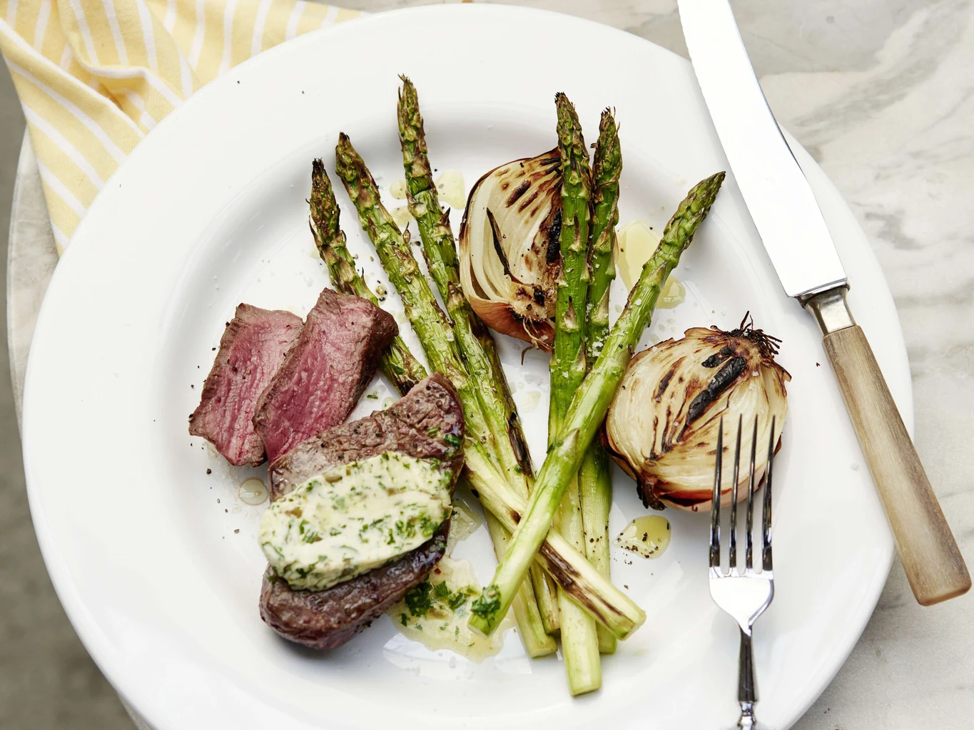 Rindsmedaillon vom Grill mit Gourmetbutter