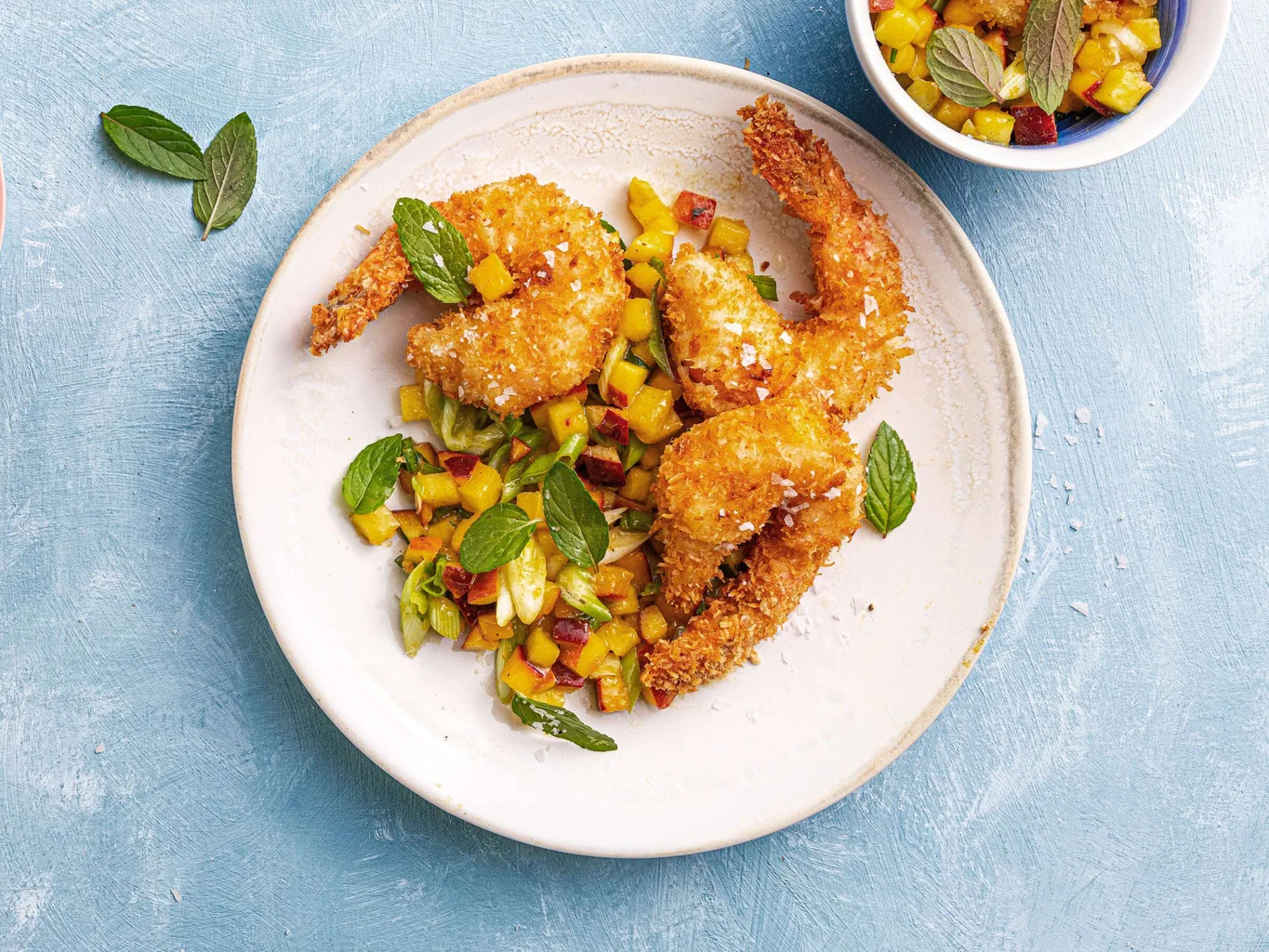 Crevettes enrobées de panko-coco et relish à la pêche
