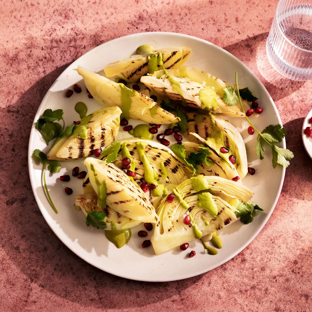 Grillierter Kohl mit grünem Tahini-Dressing