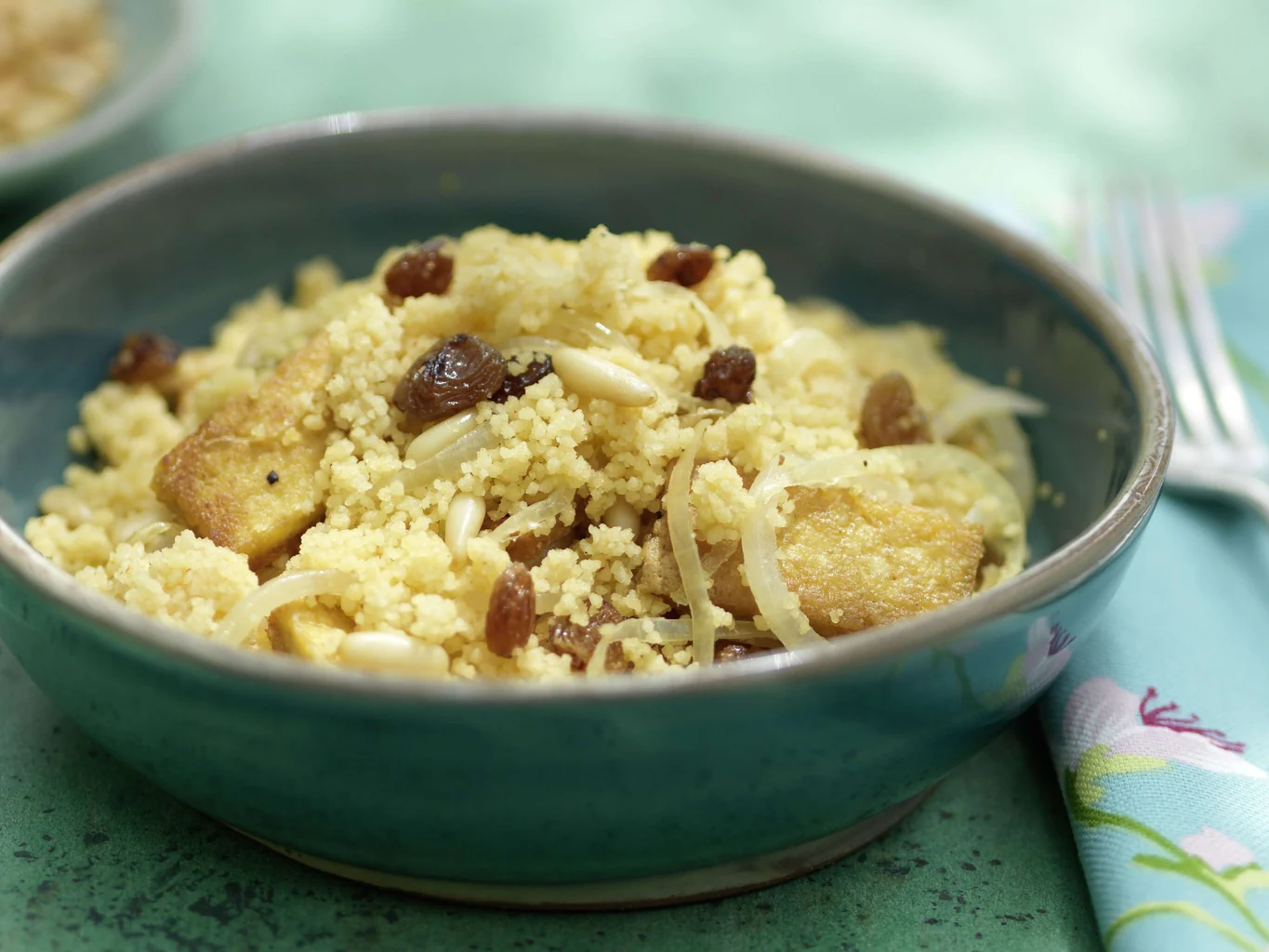 Semoule de couscous rissolée et tofu