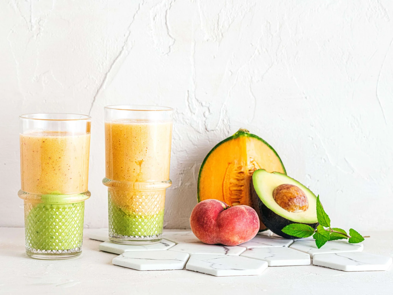 Smoothie alla pesca, al melone e all'avocado