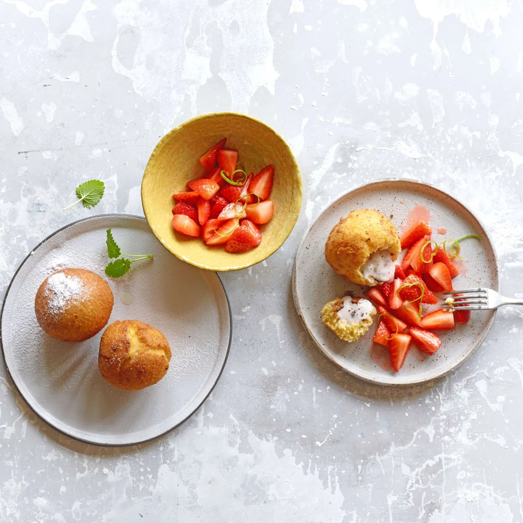 Crème glacée frite avec salade de fraises