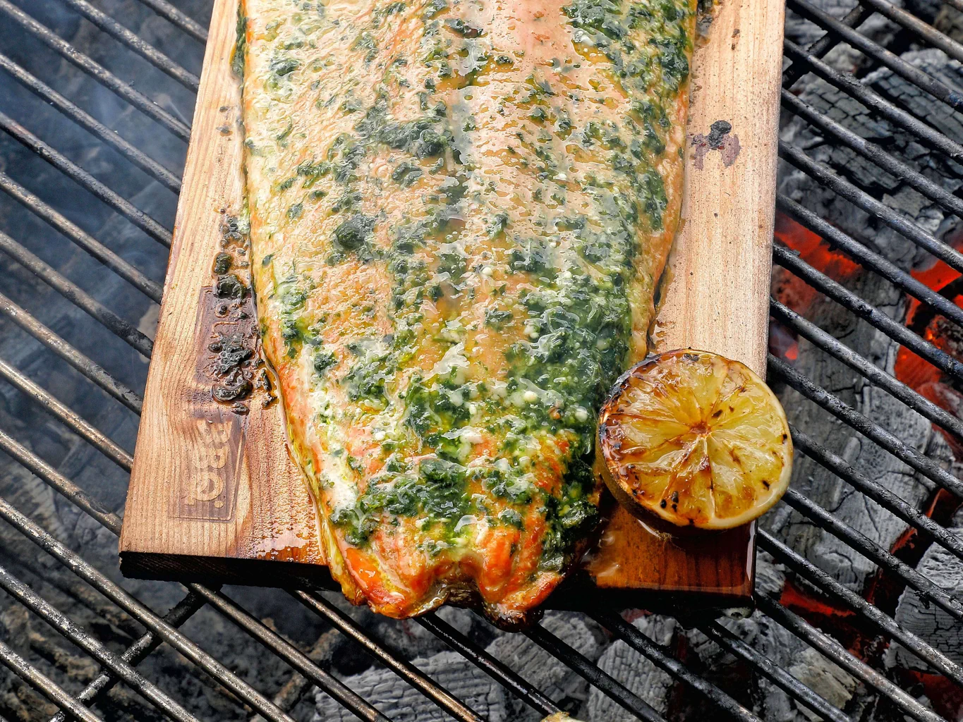 Filetto di salmone su placca per affumicare