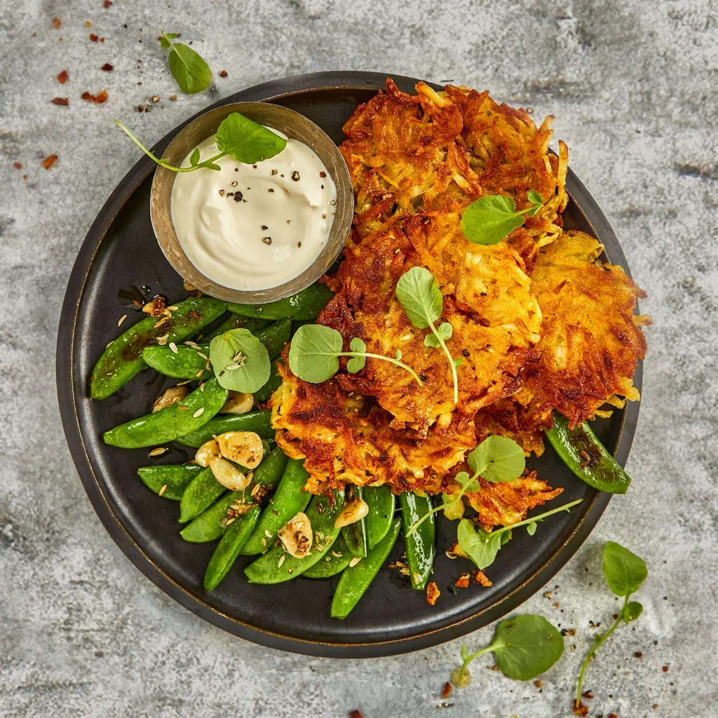 Kleine Knusperrösti mit gebratenen Knackerbsen