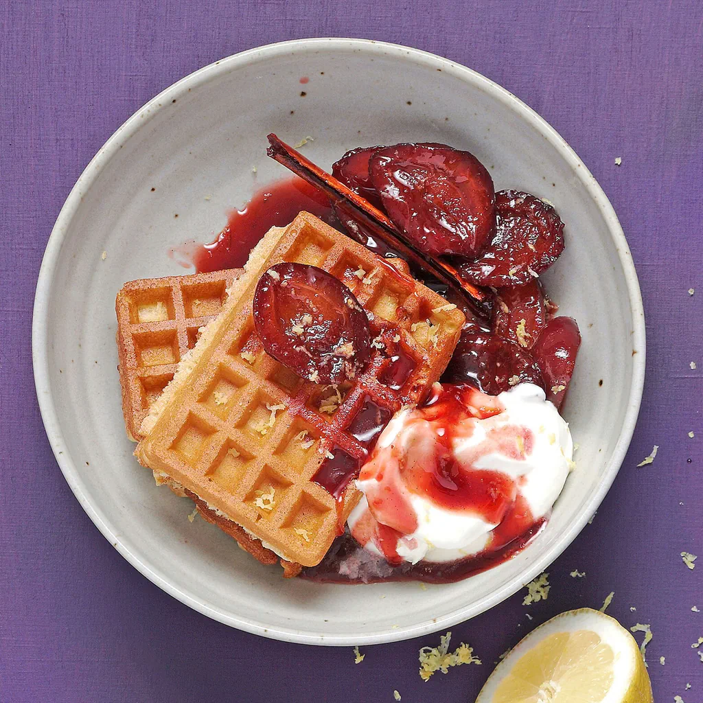 Sauser-Zwetschgen mit Waffeln