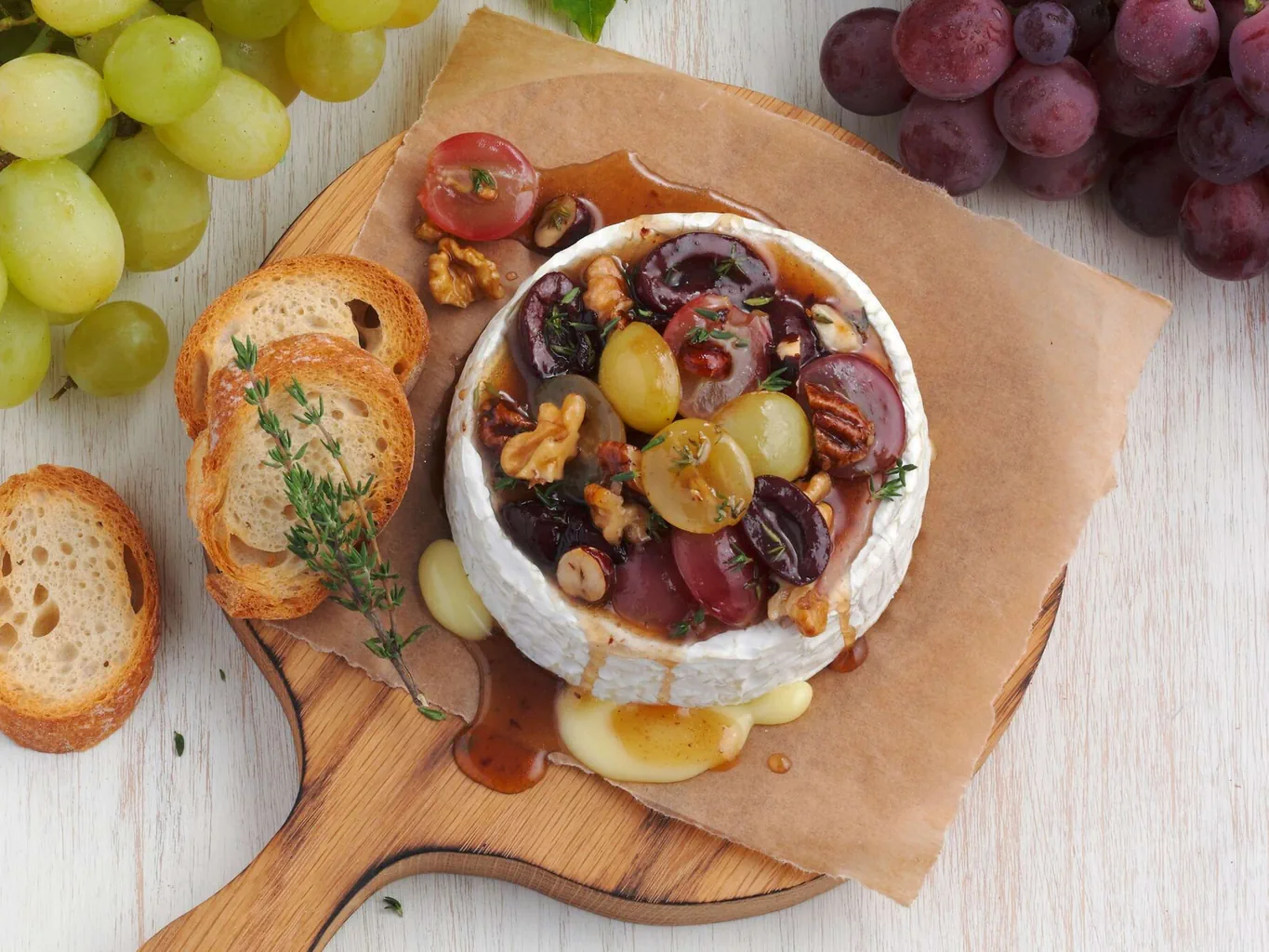 Camembert al forno con uva