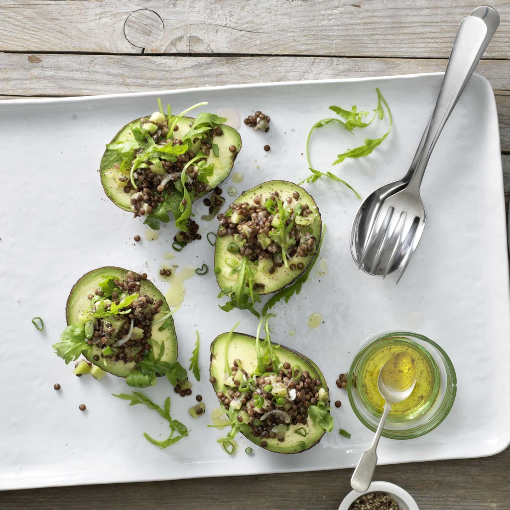 Insalata di lenticchie e kiwi su avocado