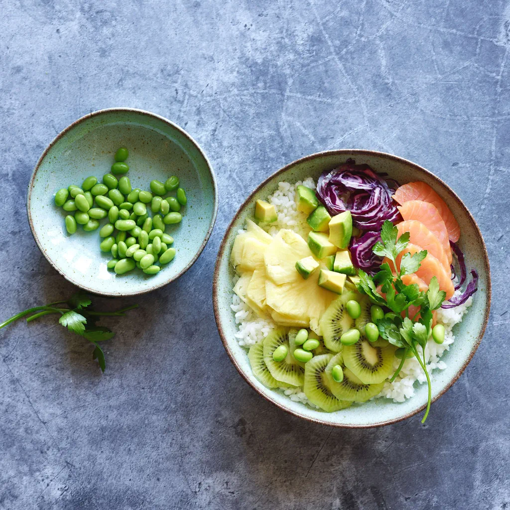 Bowl de riz avec avocat, ananas et saumon