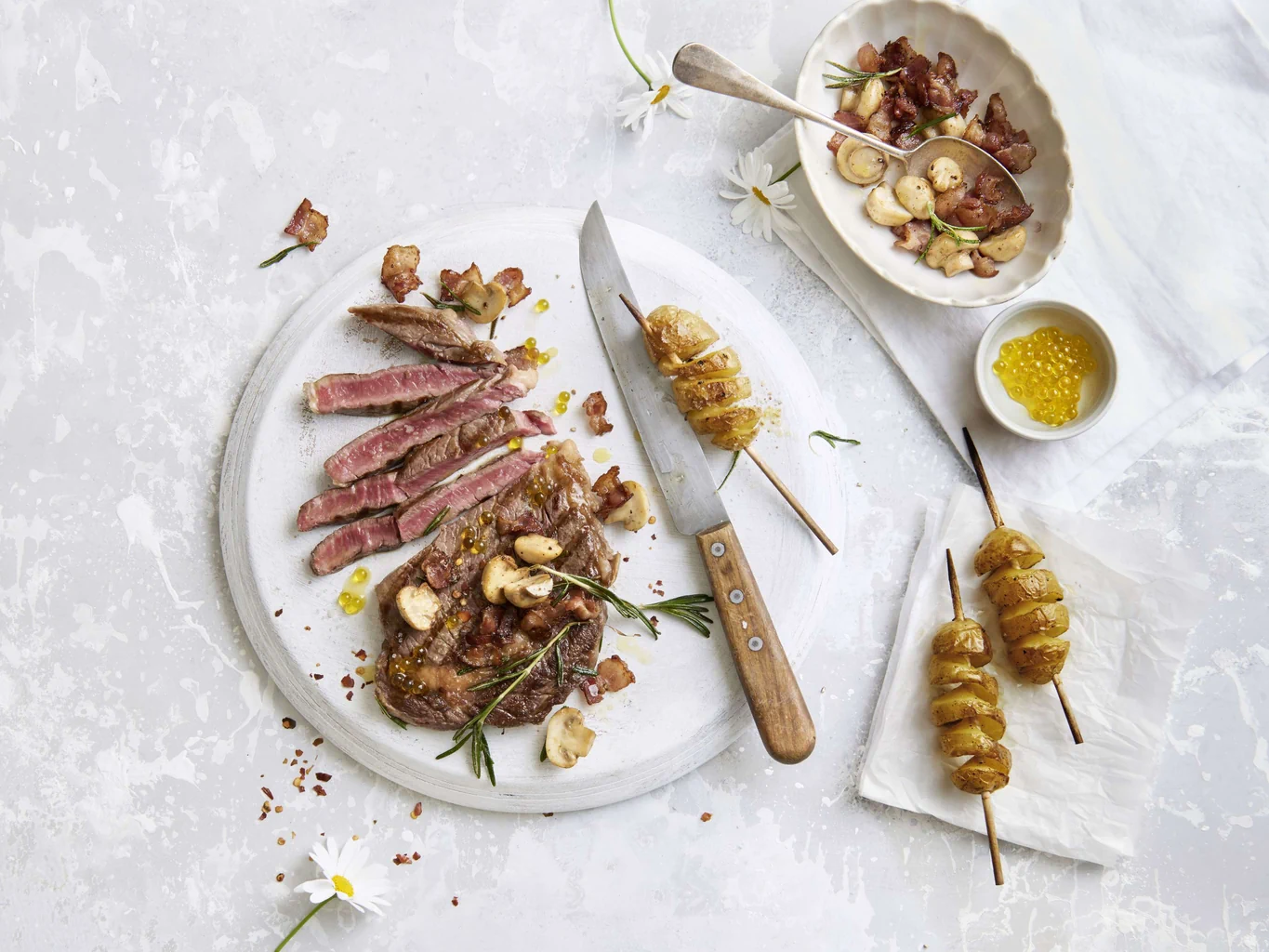 Entrecôte parisienne avec lard et champignons 