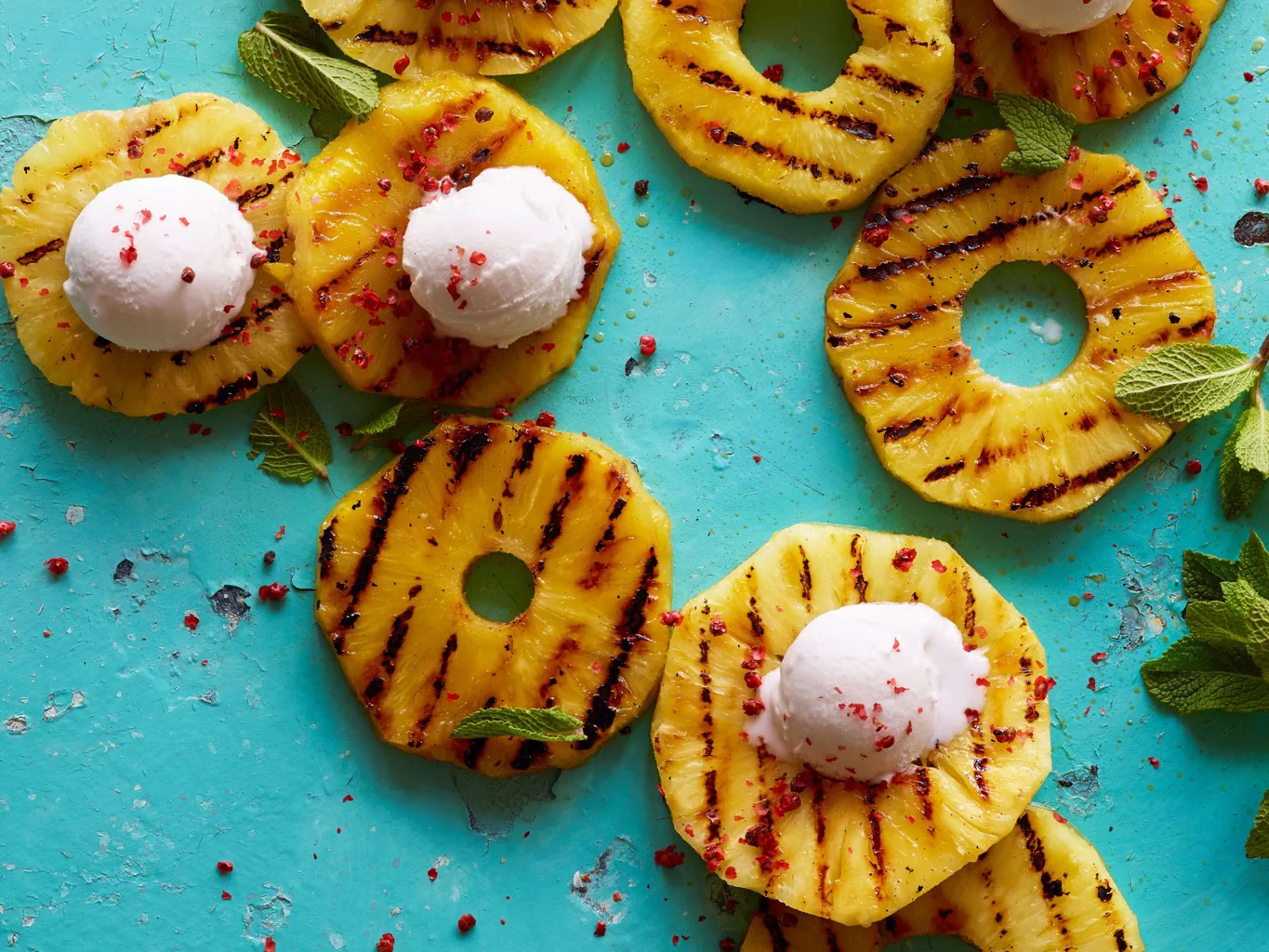 Ananas grillé avec glace à la noix de coco