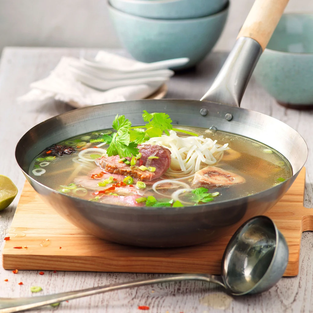 Pho bo avec fines tranches d'entrecôte