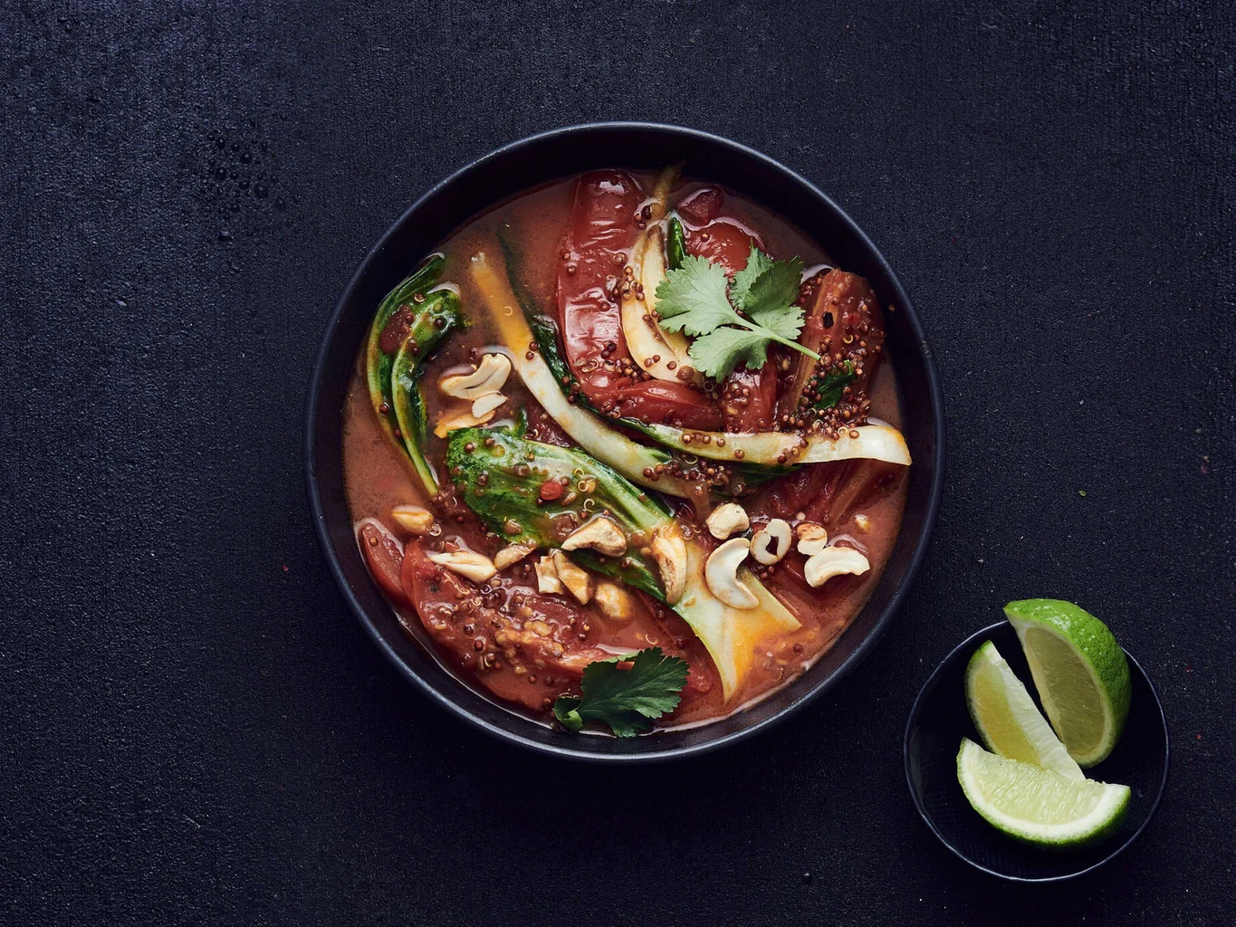 Curry di pomodori con pak choi