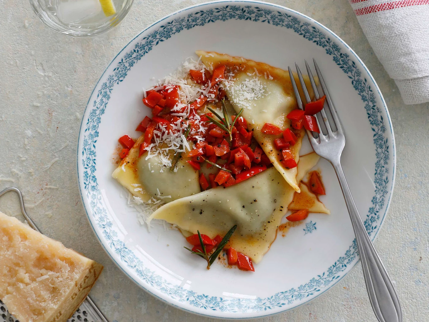 Triangoli al mascarpone e alle olive con burro alla paprica