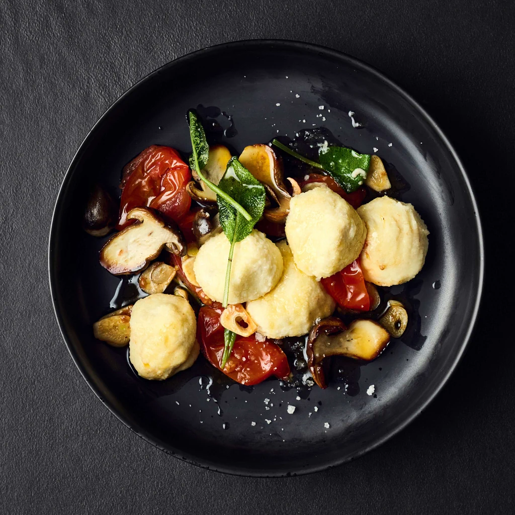 Gnudi con funghi saltati e burro alla salvia