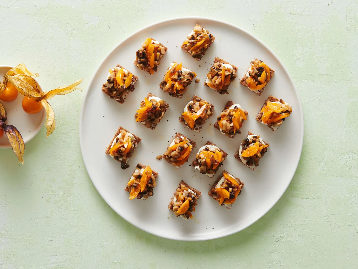 Petits canapés aux champignons et aux physalis