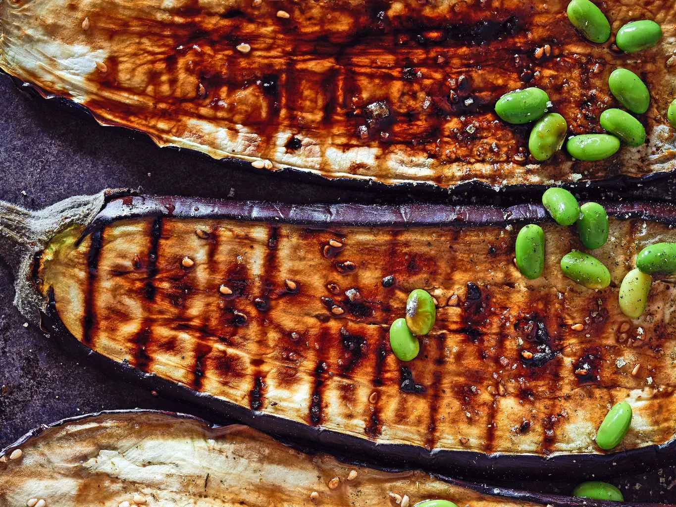Grillierte Auberginen mit Gewürz-Caramel-Kruste und Edamame