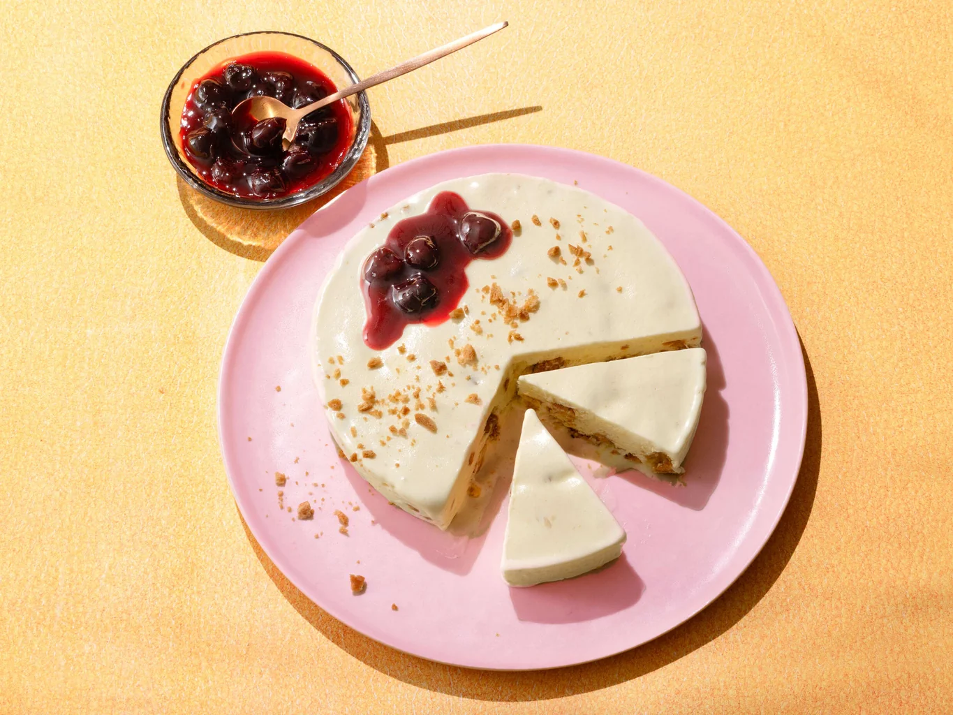 Willisauer-Ringli-Parfait mit Kirschen
