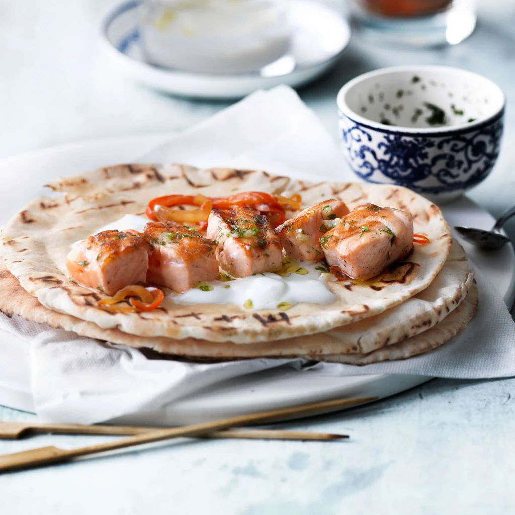 Souvlaki di salmone con focaccia araba