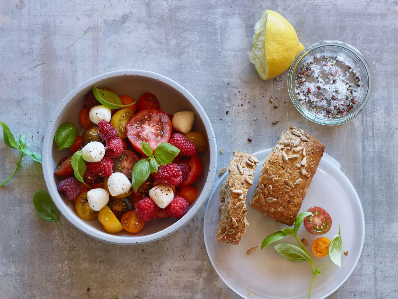 Tomaten und Mozzarella mit Himbeeren