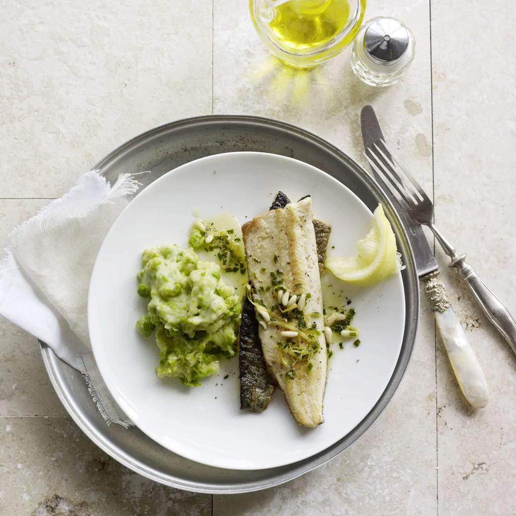 Gebratenes Forellenfilet auf Erbsenstock