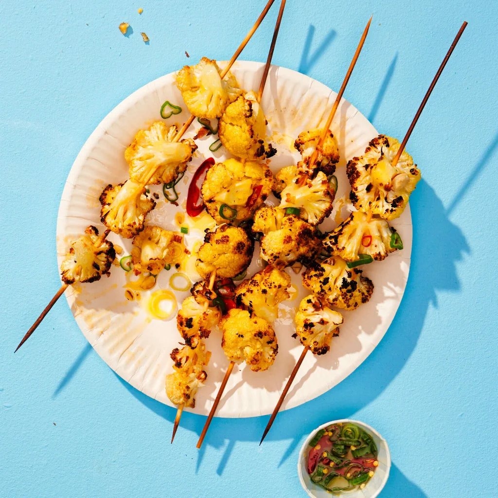 Chou-fleur sur le gril avec topping de noisettes