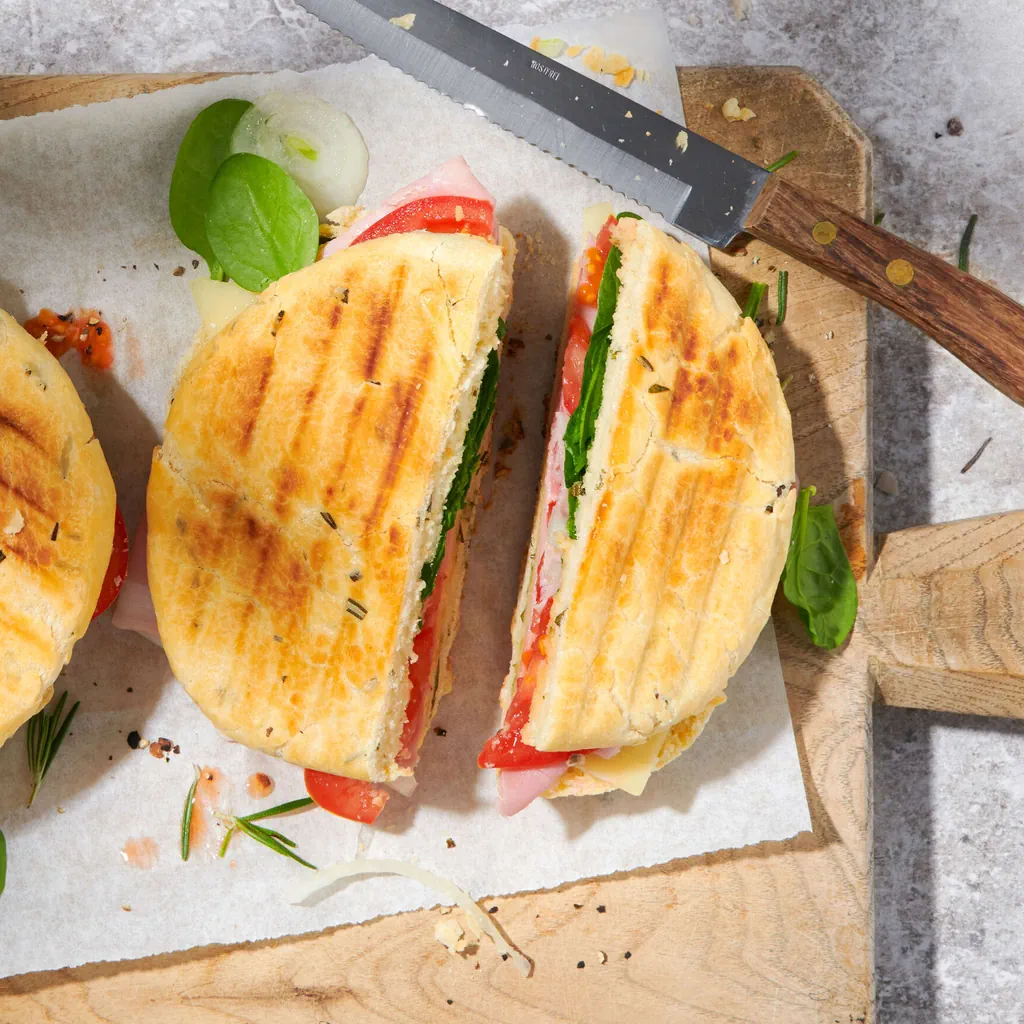 Sandwich al prosciutto con focaccia grigliata